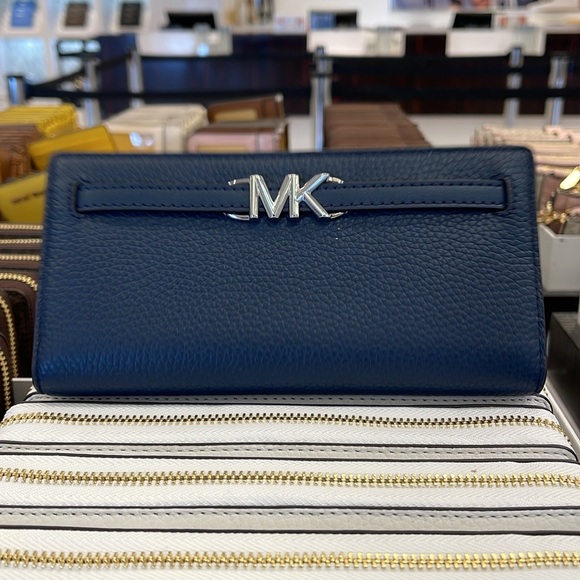 Michael Kors Reed Large Bifold Pebbled Leather Snap Wallet Card Case
Navy
NWT - Picture 7 of 16